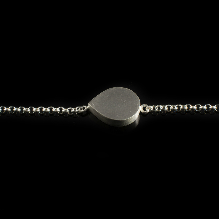 zilveren armband met traanvormige askamer