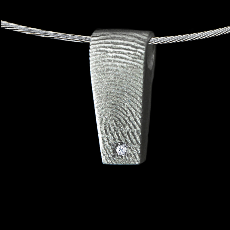 Hanger design in zilver met vingerafdruk
