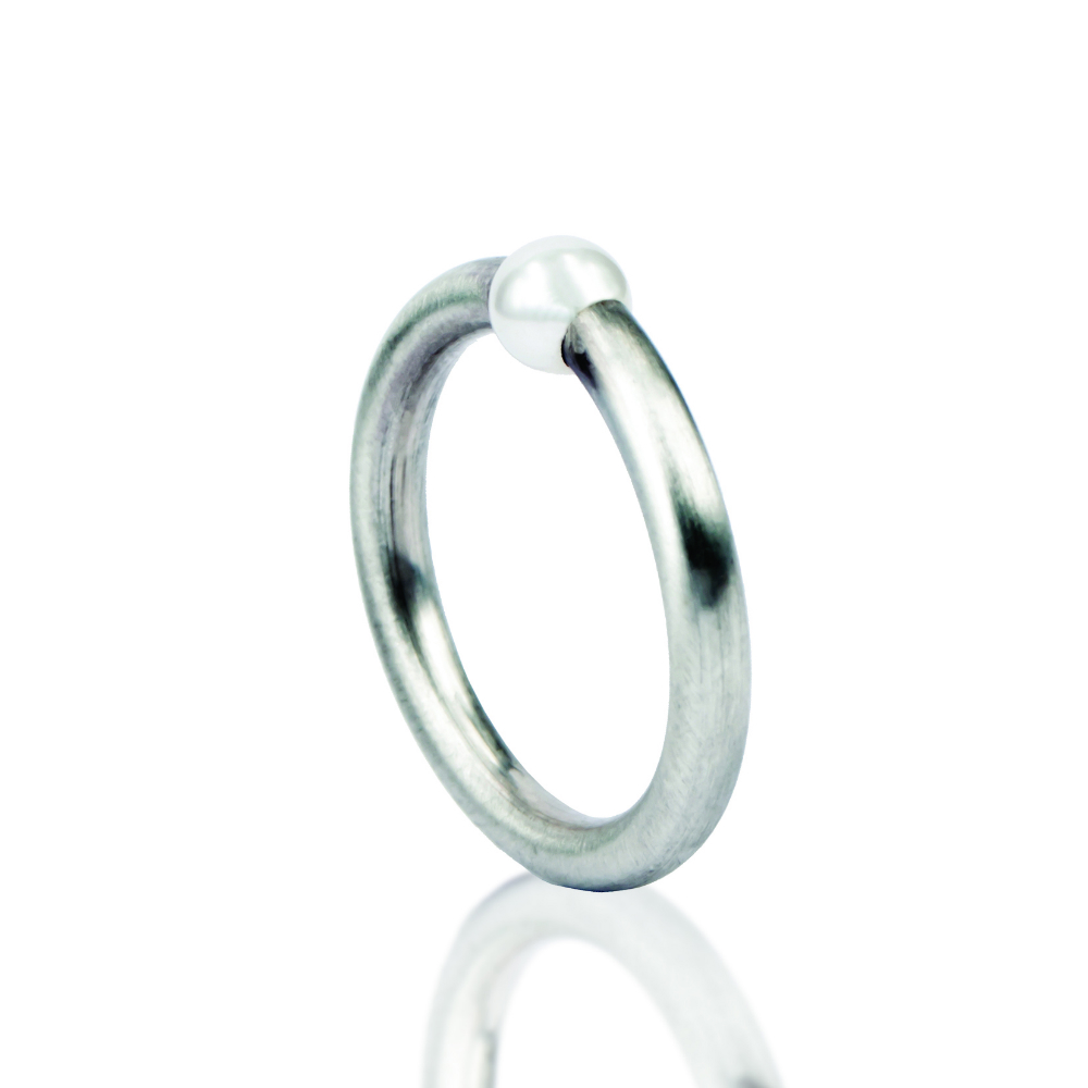 Ring in zilver met askamer + zoetwaterparel