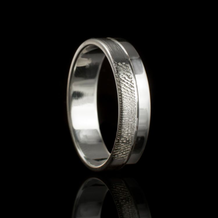 organische ring in zilver met vingerafdruk