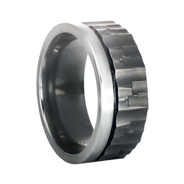 Ring van titanium met een ruw en glad oppervlak