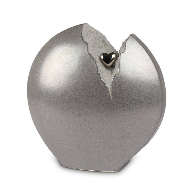Urn in zilver-grijs keramiek met zilver hart in barst