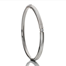 Design armband in zilver met een dichte askamer en zirkonia