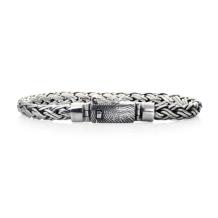 Gevlochten zilveren armband met afdruk op het bakslot