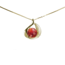 design hanger in geelgoud met glasbol