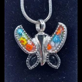Vlinder ashanger Multi Color inclusief collier