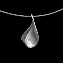 Bloemblad hanger in zilver met vingerafdruk