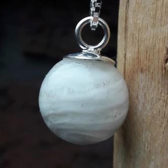 Bolhanger van massief glas met deeltjes crematie-as: Wit