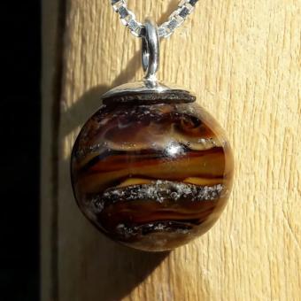 Bolhanger van massief glas met deeltjes crematie-as: Bruin