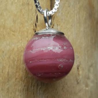 Bolhanger van massief glas met deeltjes crematie-as: Roze