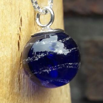 Bolhanger van massief glas met deeltjes crematie-as: Kobalt