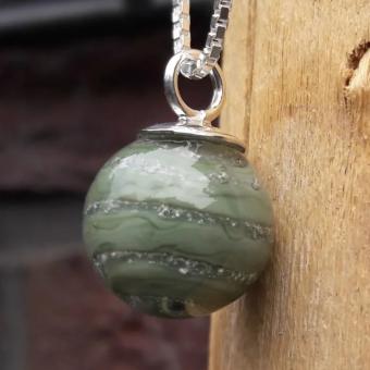 Bolhanger van massief glas met deeltjes crematie-as: Legergroen