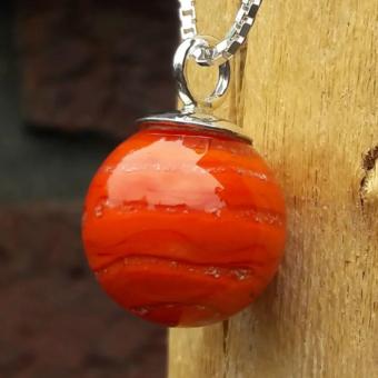 Bolhanger van massief glas met deeltjes crematie-as: Oranje