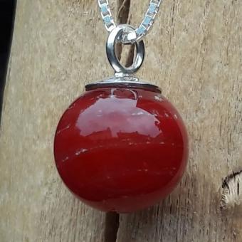 Bolhanger van massief glas met deeltjes crematie-as: Rood