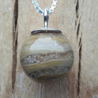 Bolhanger van massief glas met deeltjes crematie-as: Taupe