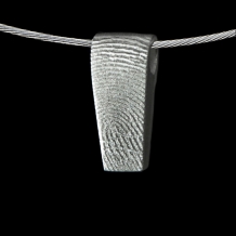 Hanger design in zilver met vingerafdruk
