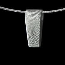 Design hanger in zilver met vingerafdruk