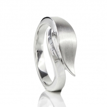 Ring met design in zilver met open askamer