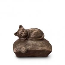 Dieren-urn van keramiek: Poes op kussen