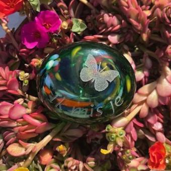 Frosted Pebbles urn Ovaal in MultiGreen met Vlinder