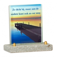 Fotoglas monument 10x12cm: Zo dicht bij maar aan de andere kant ook zo ver weg