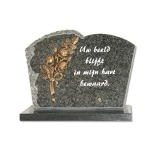 gedenksteen 30x32cm met bronzen bloemen