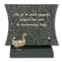 Gedenksteen op sokkel: Als je de moed opgeeft, vergeet dan niet