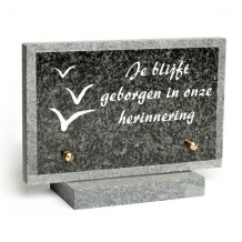 Gedenksteen op sokkel: Je blijft geborgen in onze herinnering