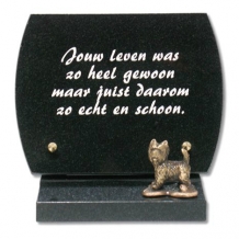 Gedenksteen op sokkel: Jouw leven was zo heel gewoon