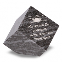 Gedenksteen kubus: Als een zon die ondergaat