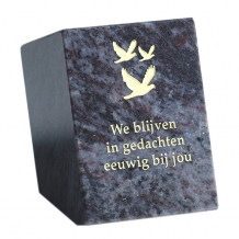 Gedenksteen: We blijven in gedachte eeuwig bij jou