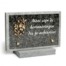 Gedenksteen op sokkel: Mooi zijn de herinneringen