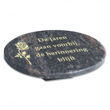 Gedenksteen Ovaal: De jaren gaan voorbij, de herinnering blijft