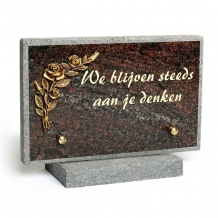 Gedenksteen op sokkel: We blijven steeds aan je denken