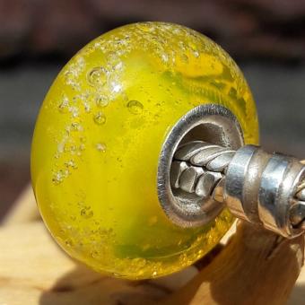 Bedel Geel met deeltjes crematie-as