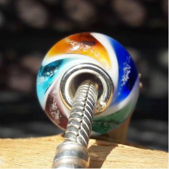 Bedel met deeltjes crematie-as: Omega