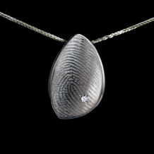 Nootvormige hanger in zilver met vingerafdruk + zirkonia