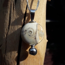 Lentilhanger in ivoorkleurig glas