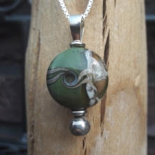 Lentilhanger in legergroen glas