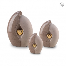 keramiek urn in bruin-beige met goudkleurig hart