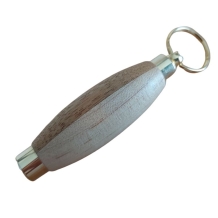 Reis sleutelhanger van hout met vergulde delen