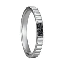 Ring in zilver met overdwars motief en vlakje met afdruk.