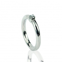 Ring in zilver 2.5mm met gesloten askamer en zirkonia
