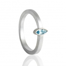 Ring in zilver 2mm met gesloten askamer achter topaas