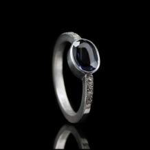 Ring in zilver 2mm met askamer achter Saffier edelsteen