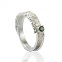 ring in zilver met vingerafdruk en 4mm smaragd