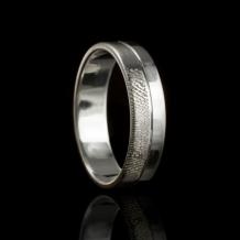Organische ring in Sterling zilver 5mm breed + vingerafdruk