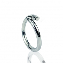 Ring met slag in zilver 2.5mm  en gesloten askamer met zirkonia