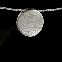 Ronde organische hanger in zilver met vingerafdruk