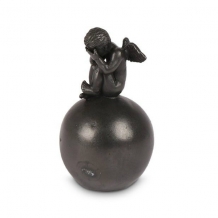 Zittende Engel op Bol mini urn in brons